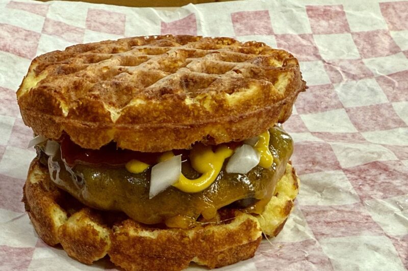 Cheesy Chaffle Burger – Low Carb Style 😋